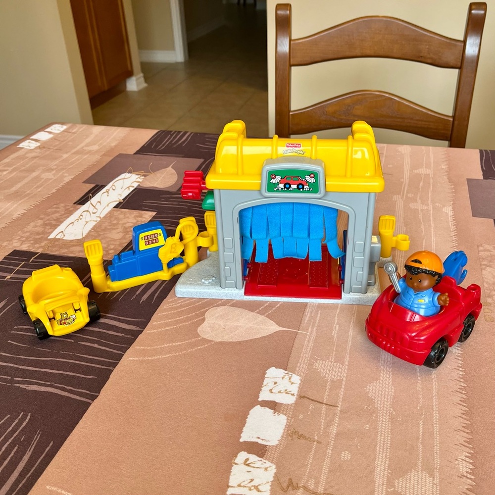 Vintage 2002 Fisher Price Little People Gas N’ Go Car Wash 77604